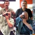 男子42年來都拍下設計師幫他「理髮的照片」，兩人也成為了彼此的好友！