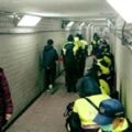 支援陳抗員警依偎地下道當床鋪那個國家警察像這樣？