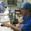 住院寶寶哭不停，護理師忙不過來…左手「吊點滴」加班的醫生伸出最暖右手