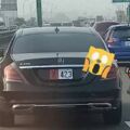 眼尖前方賓士車牌掛「使」字？他上網求解得到的答案超抖…網友大喊：快閃邊