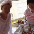 兒媳生了女兒，坐月子時婆婆讓公公來照顧，一個月後婆婆回來傻了