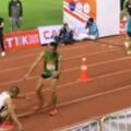 運動家精神！馬拉松選手終點前腳軟陌生跑者助。感人！