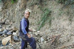老人在山下撿回一掛發黴的「香蕉」，得知真相後樂壞了！