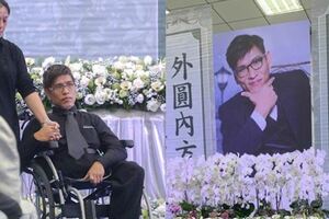 忠仁告別式！連體嬰哥哥最後一程「人生是爬出來的」惹哭全場，生前「最後的遺願」弟弟幫他實現了!