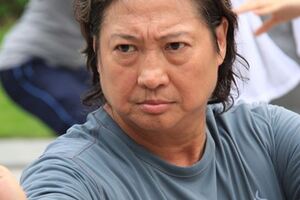 洪金寶在美國遭警方勒令停車，直升機瞄準鎖定他，他驚覺趴地上撿回一命！