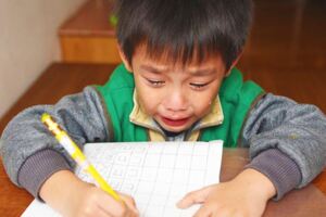 老師在學生作業留下「太差勁」　家長暴怒：馬上給我開除這種人