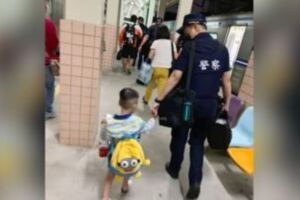 最帥背影！媽媽提重物「沒手牽小孩下火車」　下一秒「天使員警上前神救援」網讚翻：有夠MAN