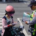 她為了「見阿公最後一面」一路飆車被攔下，沒想到暖男警察「這樣做」讓她當場爆哭！ 