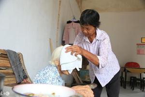 兒媳讓婆婆喝十年青菜湯，兒媳臨終前說：「媽，存款都留給你」 