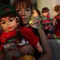 在泰國，父母相信孩子過世後靈魂會附在娃娃上，於是決定把娃娃帶回家一起生活，沒想到最後竟發生了超恐怖的事．．．！