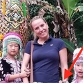 這女人在泰國度假時，跟當地的民族兒童拍了一張合照，但回家後她才發現自己當時拍下了「人性醜陋的一刻」...