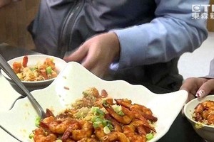 草屯這家「霸王級蝦仁炒飯」一碗賣500元，但被網友讚翻、每天賣到缺貨！原來內容物還有...