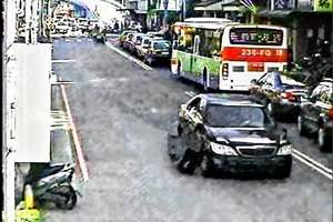 好「胸」板橋女毒品通緝犯激烈拒捕....因動作過大「爆釦...」【+視頻