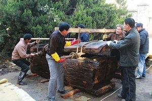 	過世的母親「託夢說她冷」，他打開棺材後「淚流滿面」，沒想到裡面竟然有……所有人都吃驚了！