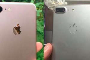 正妹網友她網路上買iPhone7玫瑰金，結果卻來了2台！當下她以為賺到了！沒想到仔細一看...她顫抖地拿「卡片」，整個崩潰大哭！！！