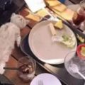 這隻超萌小貓咪跑到餐桌上吃一吃就睡著了，而且主人還在他手裡放了這個超爆笑的東西！