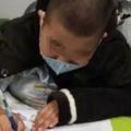 9歲男孩被查出直腸癌後期，在他不疼時，堅持看書學習，在病床上完成一個人的期末考試