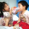 3歲妹妹腫瘤晚期，5歲姐姐從老家輟學到醫院當臨時「媽媽」