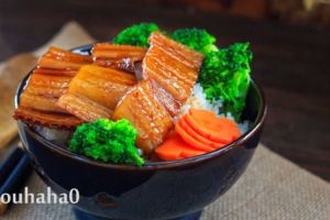 香甜紅燒鰻魚飯!這碗飯味道香甜鮮美，外面吃一份老貴了，做法很簡單，幾下就搞定