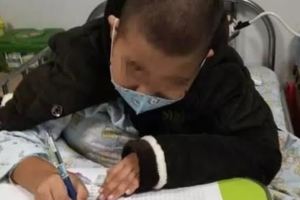 9歲男孩被查出直腸癌後期，在他不疼時，堅持看書學習，在病床上完成一個人的期末考試