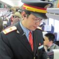 媽媽扛著行李又抱小孩搭車，列車長查票卻「對她多看了她一眼」，下車後發生的事讓她感動到飆淚！