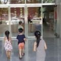 4歲小孩「撿到50元」想到派出所報案，揪哥哥姊姊「壯膽」…一群小小孩走進警局超萌！