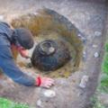 男子在郊外發現一個大罐，伸手下去竟摸到「一個綠色的異物」…意外揭開有關英國3世紀的歷史！