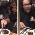 素食者的抗議太超過　餐廳老闆「現場表演割肉火烤」　一口接一口把他們逼瘋