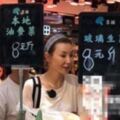 54歲「張曼玉」逛地攤，買幾十塊的鞋子：越沒出息的人，才越計較面子！