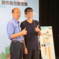 模範生開嗆！他重播「韓國瑜伸左手」肢體動作驚藏細節　神準看人雷達曝光  