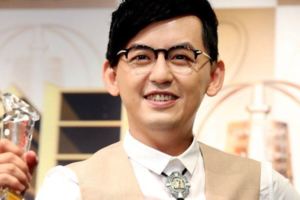 黃子佼當年驚爆「劈腿曾寶儀」狠甩小S，如今45歲的他向「小19歲女友求婚」卻慘遭拒絕！原來他... 