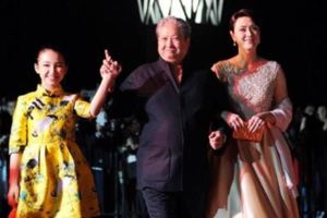 65歲洪金寶的全家照，52歲老婆氣質絕佳，4子女孝敬很有出息！
