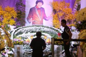 終於完成豬哥亮遺願！豬哥亮告別式棺木遶了「這些地方」...家屬感恩萬分全都哭紅眼！
