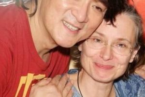 56歲周華健與56歲妻子近照形同母子，高顏值混血兒女很漂亮……