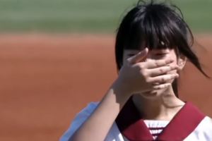台灣國中正妹開球丟去二壘紅到國外，外媒看呆驚呼「史上最糟開球」！