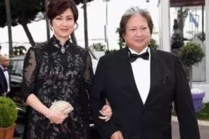 66歲洪金寶攜小嬌妻亮相，腿腳不便，老婆美貌不輸給范冰冰！