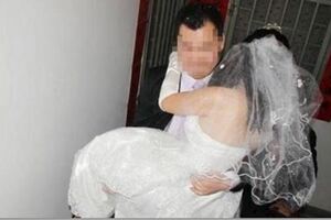 婚禮結束我腿酸老公抱我進婚房婆婆見了扇我一耳光孩子沒了