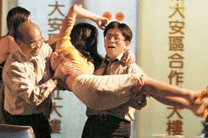 曝光 親綠招待所 辣妹陪酒