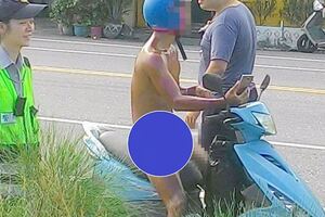 裸男騎車「光溜溜露出胯下」路人尖叫報警！女警到場「瞄一眼下面」忍笑說：好吧沒有違法！