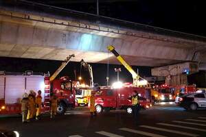 消防車出勤已鳴笛開警示燈，通過路口遭搶黃燈拖車攔腰撞上，造成一死四傷