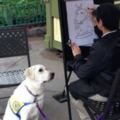 這隻服務犬來到迪士尼進行定力訓練時遇到畫家，結果下一秒牠的反應讓大家都被萌倒了！