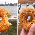紐約竟然有人瘋狂做出「義大利麵甜甜圈」販賣，結果客人咬下一口…WOW！