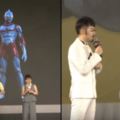 「中國自製的鹹蛋超人」電影發表會上，真人扮演超人角色一出場，「超詭異面貌」竟讓大家全都嚇到下巴掉下來？！