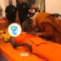 泰國高僧去世！沒想到100天後打開棺材….在場信徒全被嚇到「目睹神蹟」！