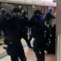 反送中40人遭捕！地鐵無差別攻擊 港警稱「憑專業經驗判斷」