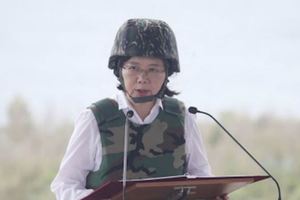 蔡英文自稱是我軍隊最大的靠山，網友諷：靠山山倒，民進黨不倒，臺灣不會好!