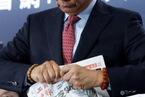 競標東芝出局?郭台銘怒撕報紙說：這個媒體的總編輯一定會後悔!