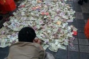 牛逼乞丐自創討錢法，不說話也不唱歌，路人自己往地上丟錢給他！