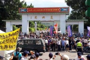 警：下次讓她自己面對陳抗！