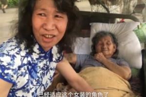 大叔「穿女裝20年」被鄰裡以為是變態，但原來他是為了「假扮妹妹騙母親」讓人爆哭！